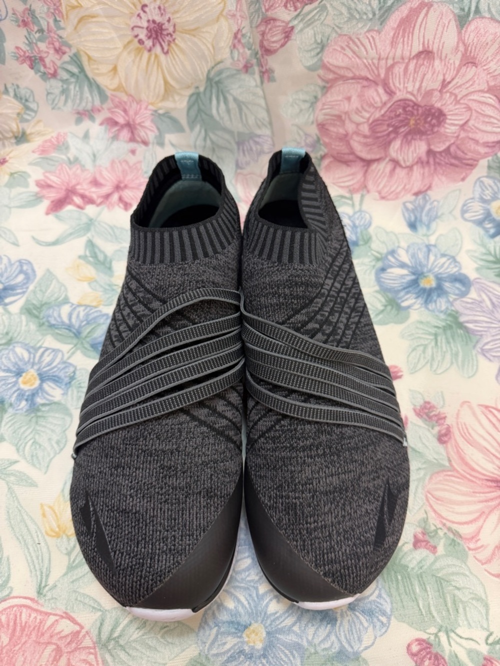 Altra Dyani Slip on Sneakers size 9 like new charcoal shoes walking